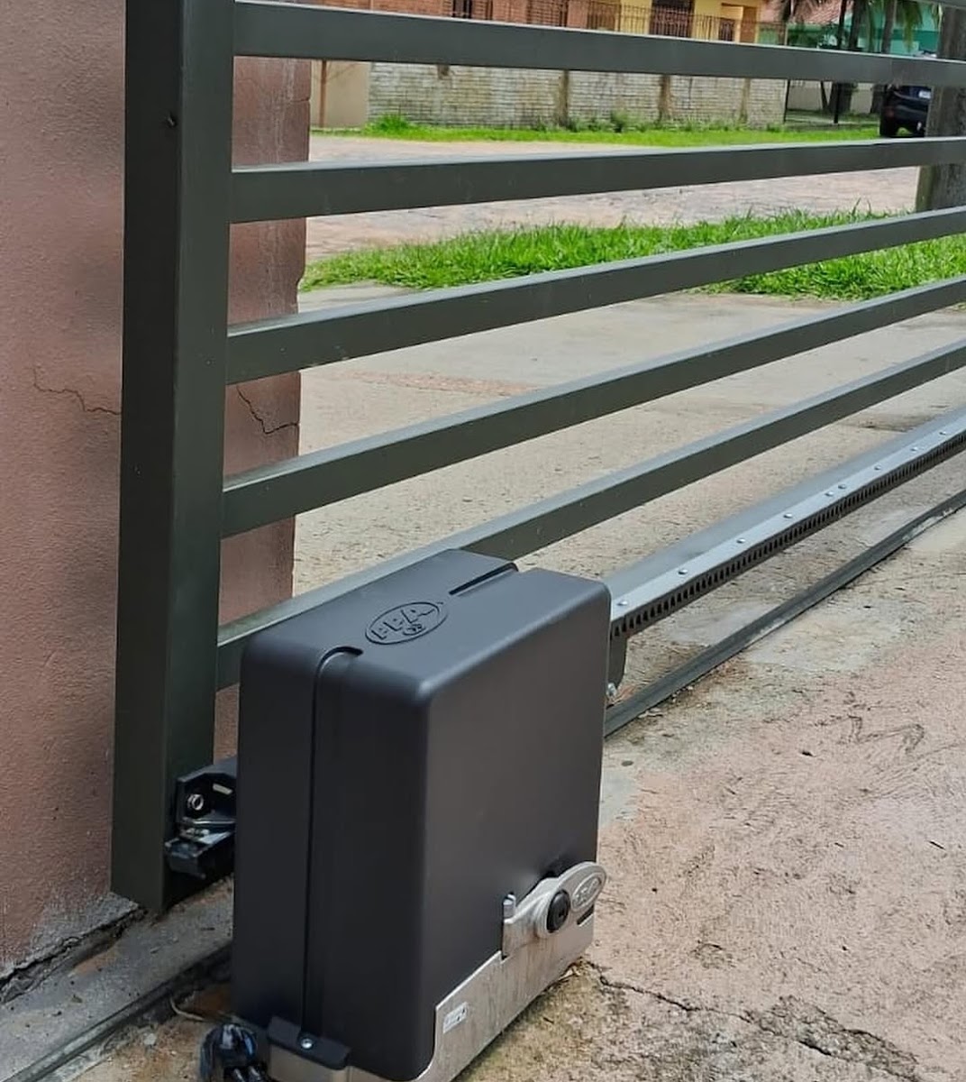 Motor instalado em portão deslizante